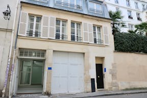 White-Washed Gallery In Vibrant Le Marais - Image 6