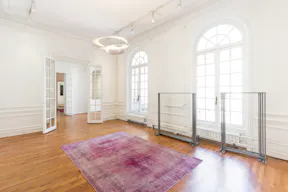 Sublime Space in Lively Le Marais - Image 1