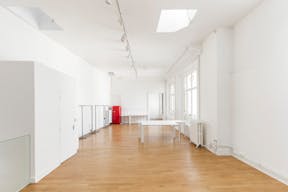 Sublime Space in Lively Le Marais - Image 2