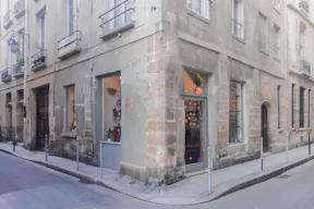 Pop-Up Store in Bustling Le Marais - Image 0