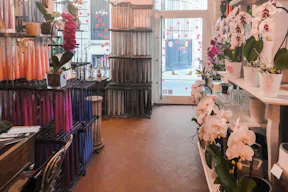 Pop-Up Store in Bustling Le Marais - Image 1