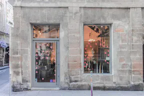 Pop-Up Store in Bustling Le Marais - Image 4