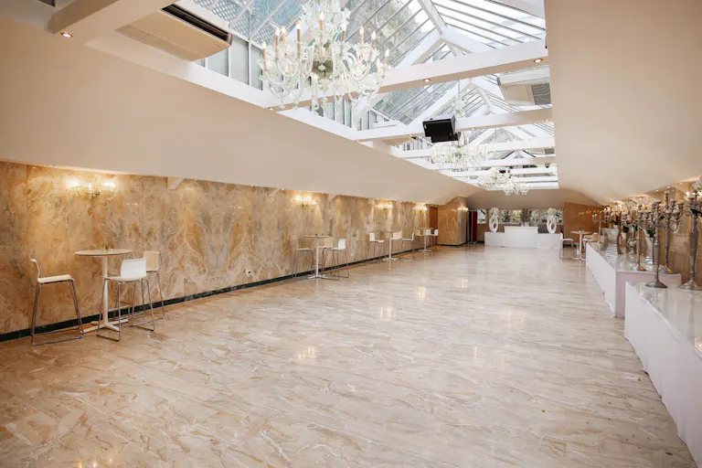 Beautiful Champs Elysées Showroom - Image 0