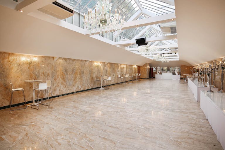 Beautiful Champs Elysées Showroom - Image 0