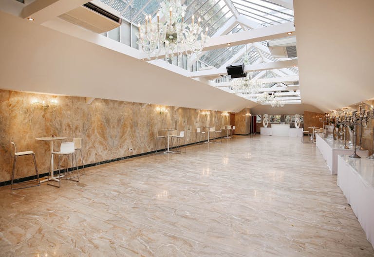 Beautiful Champs Elysées Showroom - Image 0