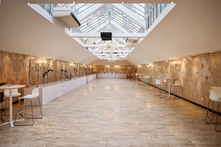 Beautiful Champs Elysées Showroom - Image 1