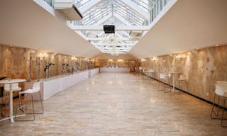 Beautiful Champs Elysées Showroom - Image 1