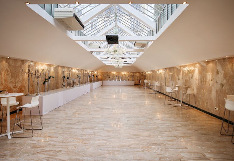 Beautiful Champs Elysées Showroom - Image 1