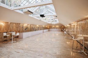 Beautiful Champs Elysées Showroom - Image 2