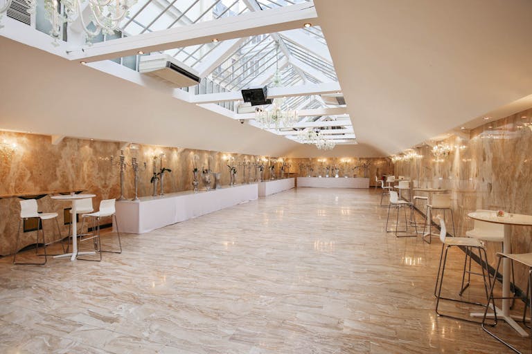 Beautiful Champs Elysées Showroom - Image 2