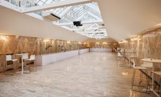 Beautiful Champs Elysées Showroom - Image 2