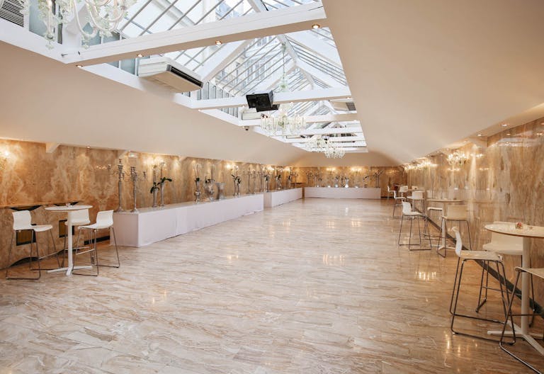 Beautiful Champs Elysées Showroom - Image 2