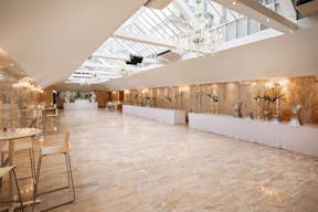 Beautiful Champs Elysées Showroom - Image 3