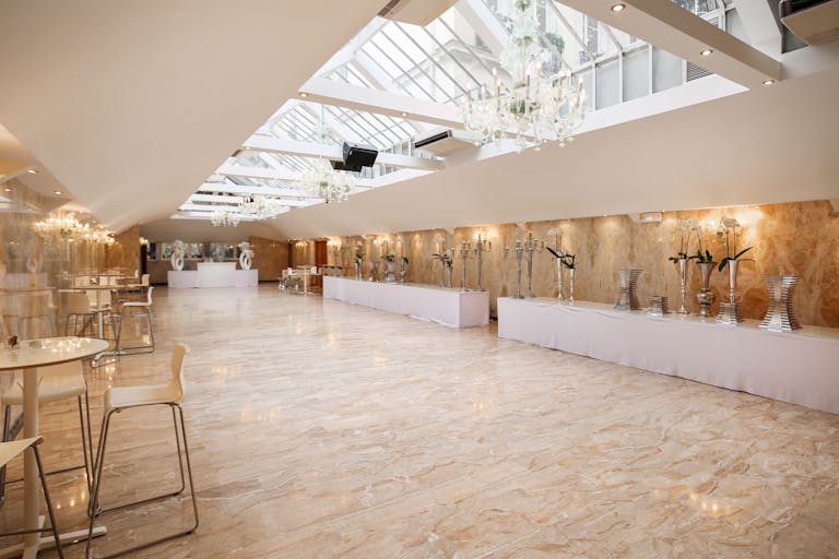 Beautiful Champs Elysées Showroom - Image 3