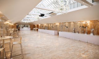 Beautiful Champs Elysées Showroom - Image 3