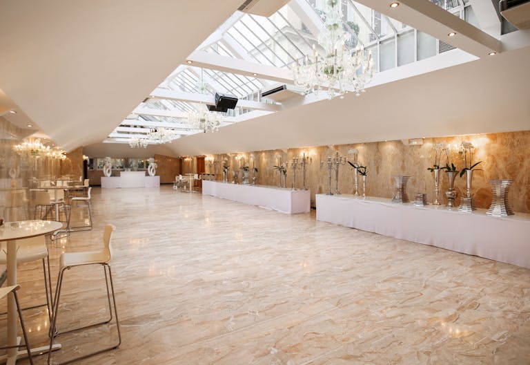 Beautiful Champs Elysées Showroom - Image 3