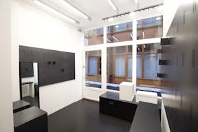 Creative Boutique in Bustling Sentier - Image 0