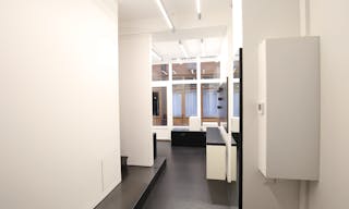 Creative Boutique in Bustling Sentier - Image 1