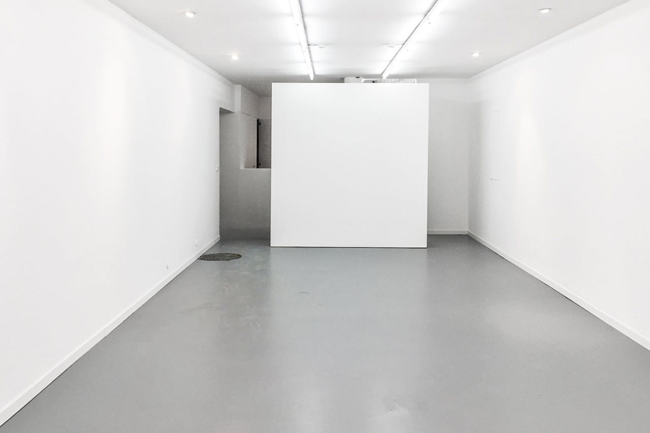 White-Washed Gallery in Le Marais - Image 0
