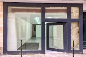 White-Washed Gallery in Le Marais - Image 1