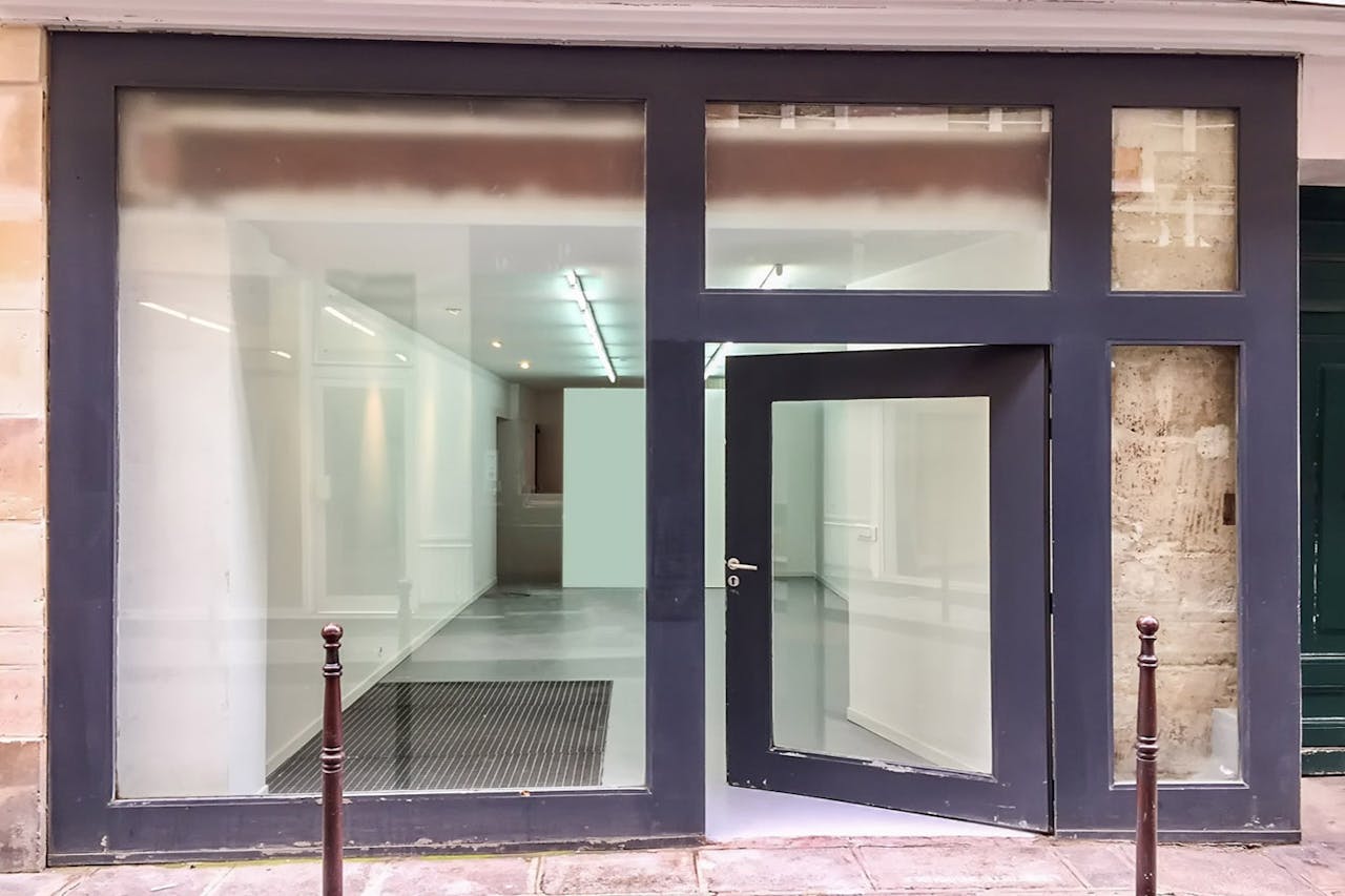 White-Washed Gallery in Le Marais - Image 1