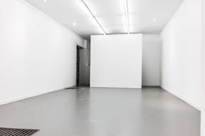White-Washed Gallery in Le Marais - Image 2