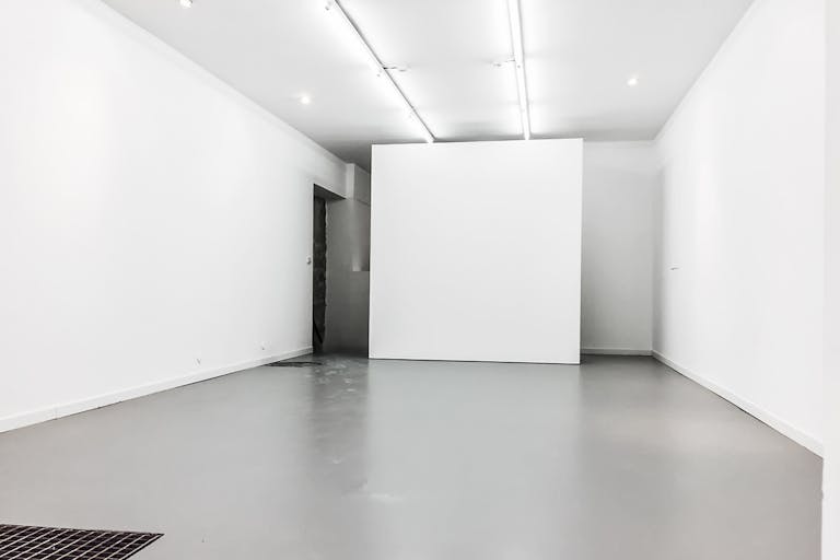 White-Washed Gallery in Le Marais - Image 2