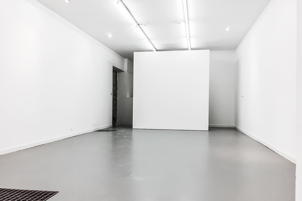White-Washed Gallery in Le Marais - Image 2