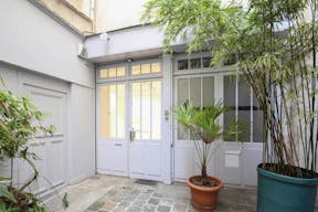 Modern Le Marais Showroom - Image 4