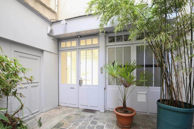 Modern Le Marais Showroom - Image 4