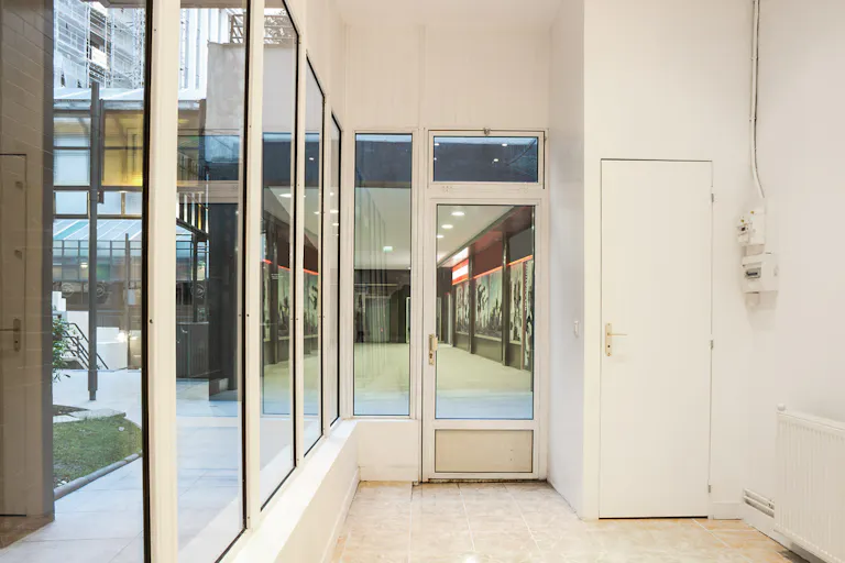 Bright Pop-Up Shop in Montparnasse - Image 1
