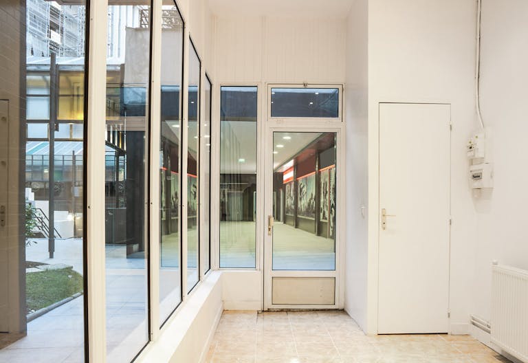 Bright Pop-Up Shop in Montparnasse - Image 1