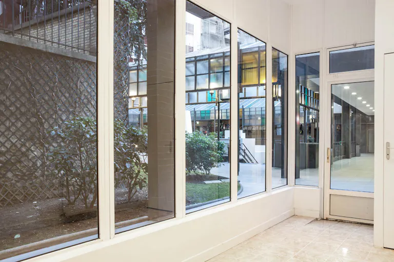 Bright Pop-Up Shop in Montparnasse - Image 2