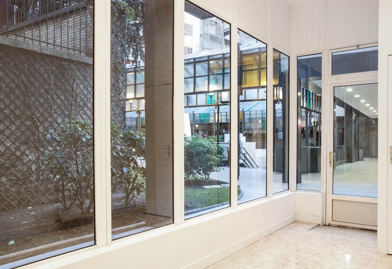 Bright Pop-Up Shop in Montparnasse - Image 2