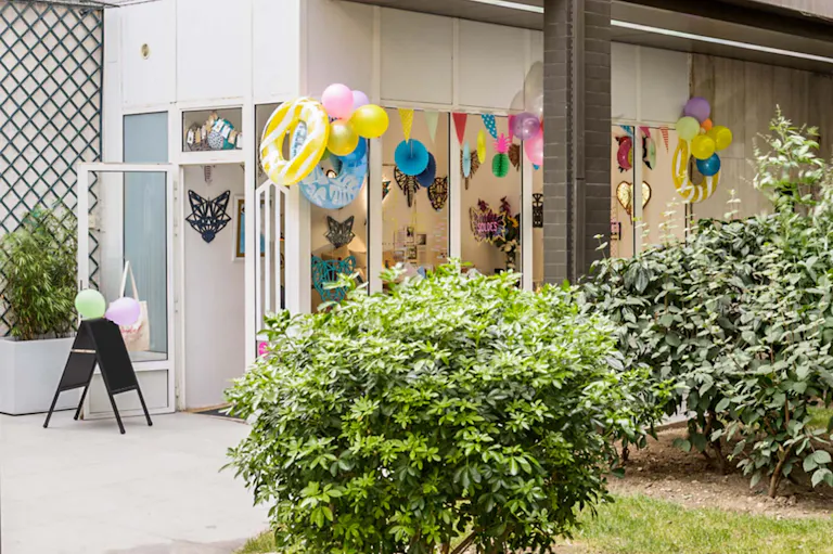 Bright Pop-Up Shop in Montparnasse - Image 3