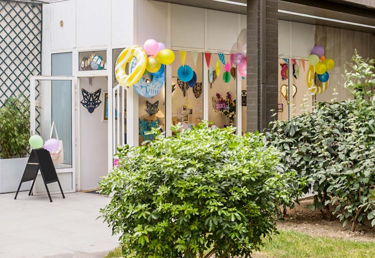 Bright Pop-Up Shop in Montparnasse - Image 3