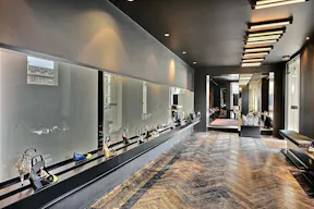 Showroom in Prime Invalides - Image 1