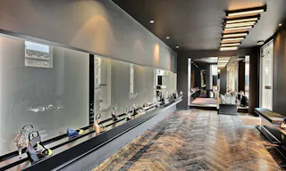 Showroom in Prime Invalides - Image 1