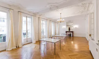 Beautiful Showroom Close to Upmarket Ternes - Image 0