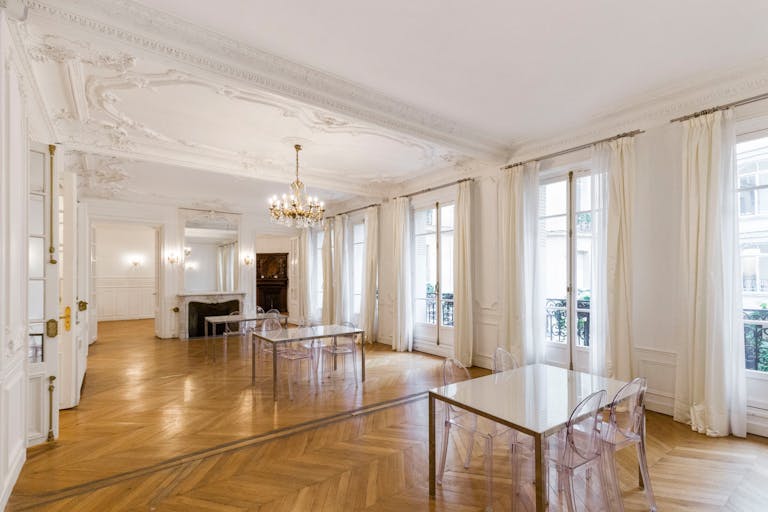 Beautiful Showroom Close to Upmarket Ternes - Image 1