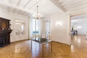 Beautiful Showroom Close to Upmarket Ternes - Image 2