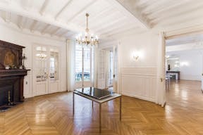 Beautiful Showroom Close to Upmarket Ternes - Image 2