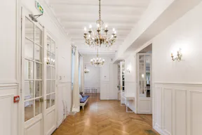 Beautiful Showroom Close to Upmarket Ternes - Image 3