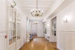 Beautiful Showroom Close to Upmarket Ternes - Image 3