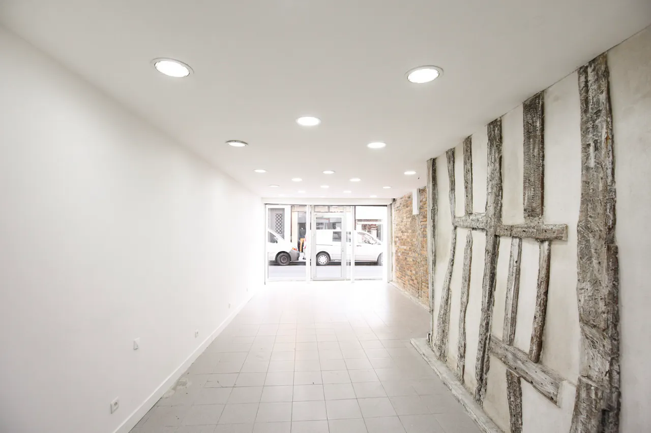 Trendy Haut Marais Pop-Up Boutique - Image 0