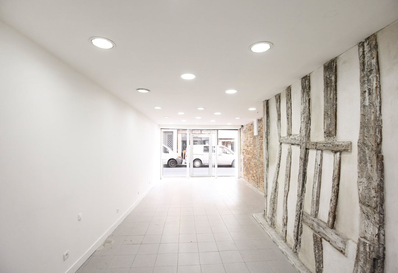 Trendy Haut Marais Pop-Up Boutique - Image 0