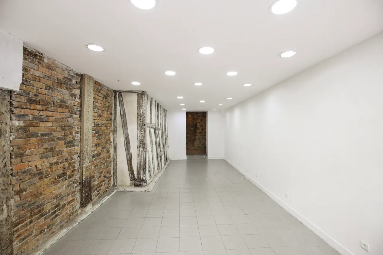Trendy Haut Marais Pop-Up Boutique - Image 1