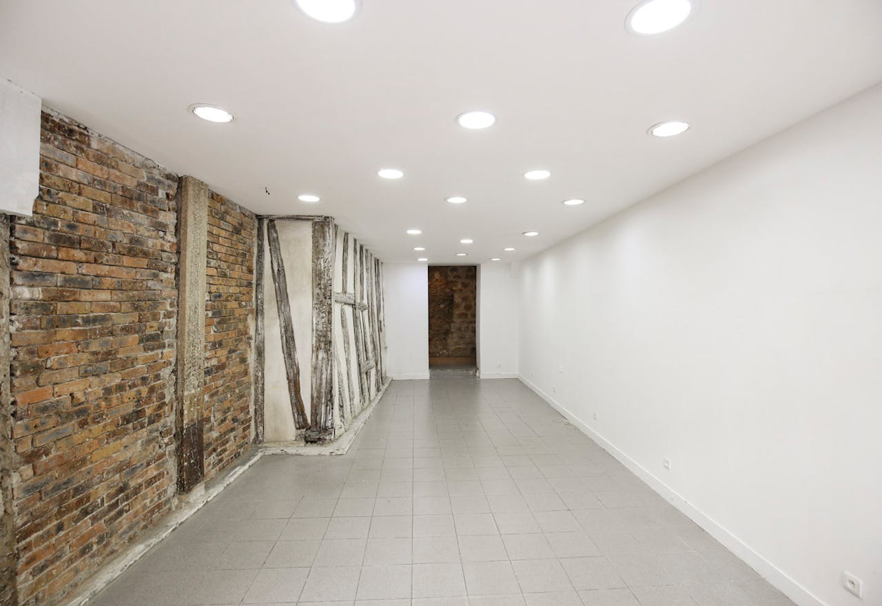 Trendy Haut Marais Pop-Up Boutique - Image 1