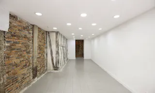 Trendy Haut Marais Pop-Up Boutique - Image 1