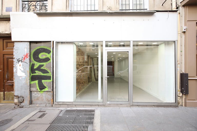 Trendy Haut Marais Pop-Up Boutique - Image 2